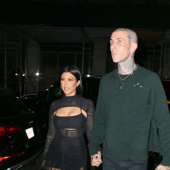 Exclusif - Kourtney Kardashian quitte son hôtel avec son compagnon Travis Barker pour aller dîner avec sa soeur Kendall à New York le 14 octobre 2021.