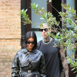 Exclusif - Kourtney Kardashian et son compagnon Travis Barker quittent leur hôtel à New York le 14 octobre 2021.