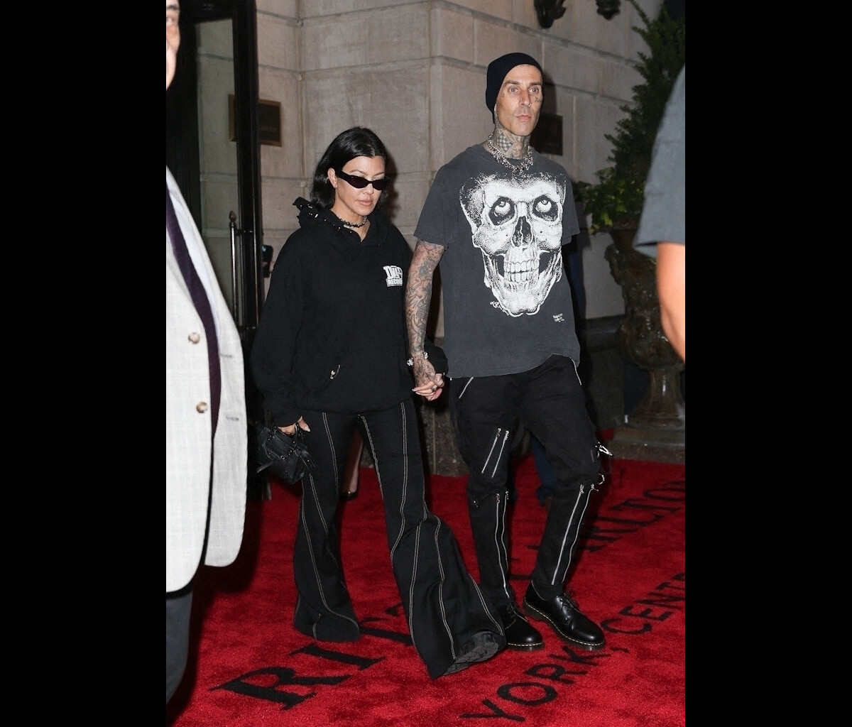 Vidéo : Kourtney Kardashian et son compagnon Travis Baker à la sortie
