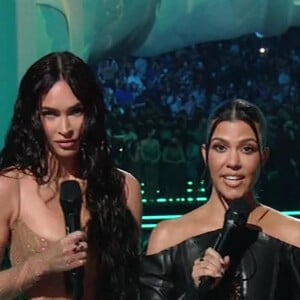 Megan Fox et Kourtney Kardashian sur la scène des "Music Video Awards (VMA)" à New York, le 12 septembre 2021.