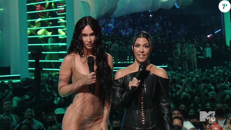 Megan Fox et Kourtney Kardashian sur la scène des Music Video Awards