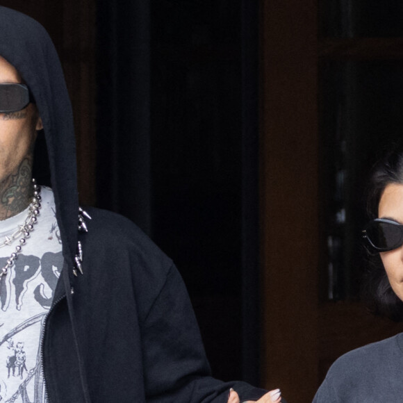 Exclusif - Kourtney Kardashian et son compagnon Travis Barker quittent l'hôtel Ritz à Paris le 1er septembre 2021. © Cyril Moreau / Bestimage