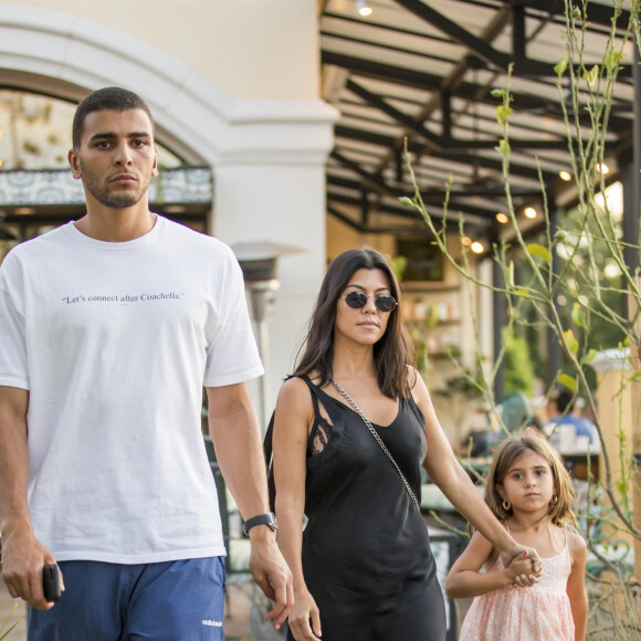 Kourtney Kardashian quitte le restaurant SugarFish accompagnée de sa fille Penelope et de son compagnon Younes Bendjima à Calabasas, le 21 juillet 2018.