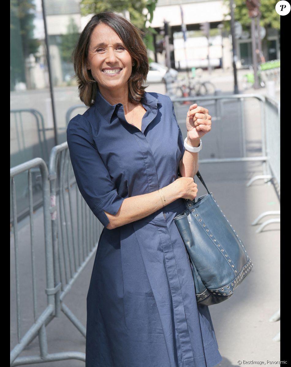Exclusif - Alexia Laroche-Joubert sort des studios de la station RMC à Paris le 24 août 2021 © Panoramic / Bestimage