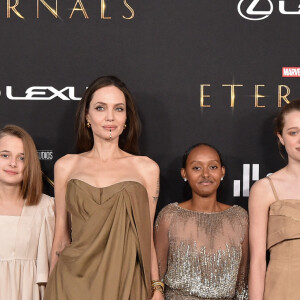 Maddox Jolie-Pitt, Vivienne Jolie-Pitt, Angelina Jolie, Knox Jolie-Pitt, Shiloh Jolie-Pitt, et Zahara Jolie-Pitt - Première du film "Eternals" au studio Marvel à Los Angeles, le 18 octobre 2021.
