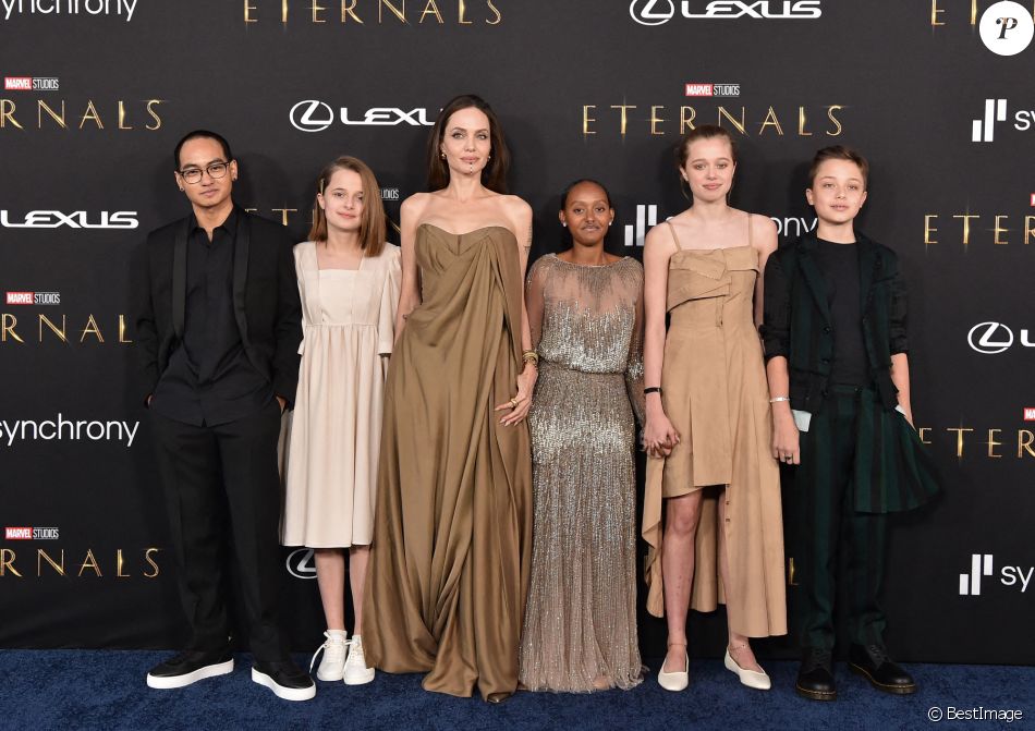 Maddox Jolie-Pitt, Vivienne Jolie-Pitt, Angelina Jolie, Knox Jolie-Pitt, Shiloh Jolie-Pitt, et Zahara Jolie-Pitt - Première du film &quot;Eternals&quot; au studio Marvel à Los Angeles, le 18 octobre 2021.