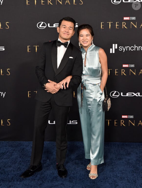Ronny Chieng et Hannah Pham - Première du film "Eternals" au studio Marvel à Los Angeles, le 18 octobre 2021.