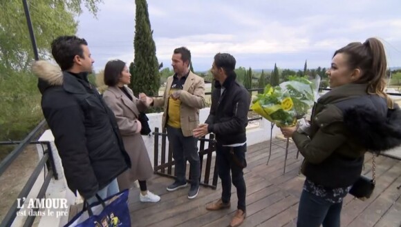 Vincent le Provençal avec ses prétendantes Natacha et Hafsa et le couple Mathieu et Alexandre, lors de l'épisode de "L'amour est dans le pré 2021", le 25 octobre, sur M6