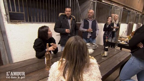 Vincent le Provençal avec ses prétendantes Natacha et Hafsa, lors de l'épisode de "L'amour est dans le pré 2021", le 25 octobre, sur M6