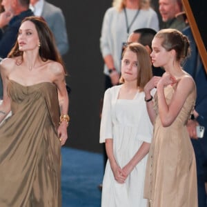 Angelina Jolie entourée de Maddox, 20 ans, Zahara, 16 ans, Shiloh, 15 ans, et Vivienne et Knox, 13 ans, à la première du film "Eternal" à Los Angeles, le 18 octobre 2021.