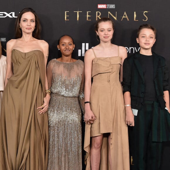 Maddox Jolie-Pitt, Vivienne Jolie-Pitt, Angelina Jolie, Knox Jolie-Pitt, Shiloh Jolie-Pitt, et Zahara Jolie-Pitt à la première du film "Eternals" au studio Marvel à Los Angeles.