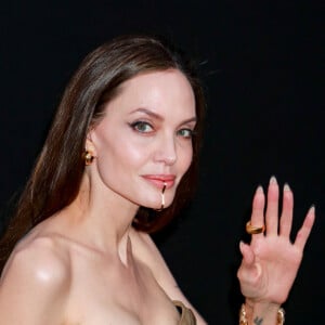 Angelina Jolie entourée de Maddox, 20 ans, Zahara, 16 ans, Shiloh, 15 ans, et Vivienne et Knox, 13 ans, à la première du film "Eternal" à Los Angeles, le 18 octobre 2021.