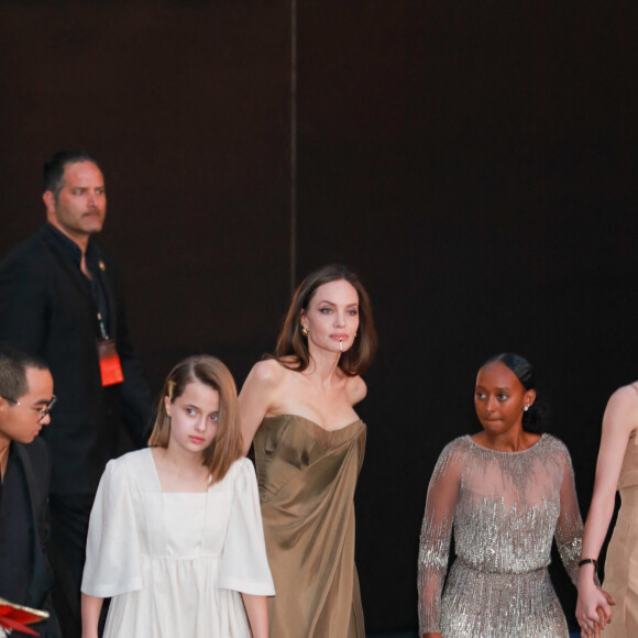 Angelina Jolie entourée de Maddox, 20 ans, Zahara, 16 ans, Shiloh, 15 ans, et Vivienne et Knox, 13 ans, à la première du film "Eternal" à Los Angeles, le 18 octobre 2021.