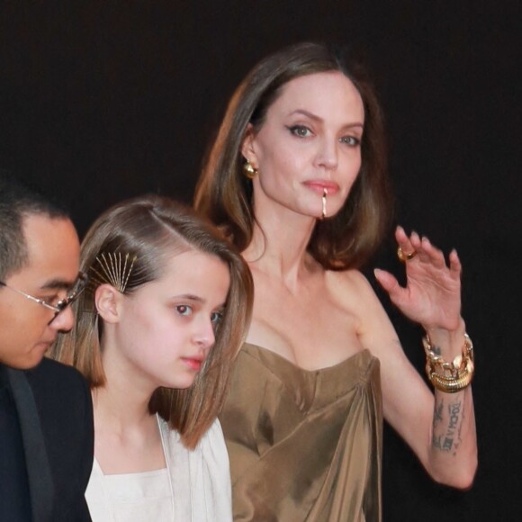 Angelina Jolie entourée de Maddox, 20 ans, Zahara, 16 ans, Shiloh, 15 ans, et Vivienne et Knox, 13 ans, à la première du film "Eternal" à Los Angeles, le 18 octobre 2021.