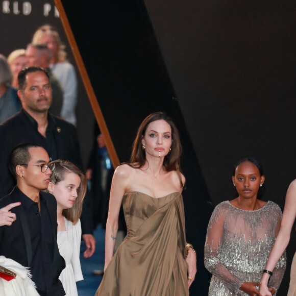 Angelina Jolie entourée de Maddox, 20 ans, Zahara, 16 ans, Shiloh, 15 ans, et Vivienne et Knox, 13 ans, à la première du film "Eternal" à Los Angeles, le 18 octobre 2021.