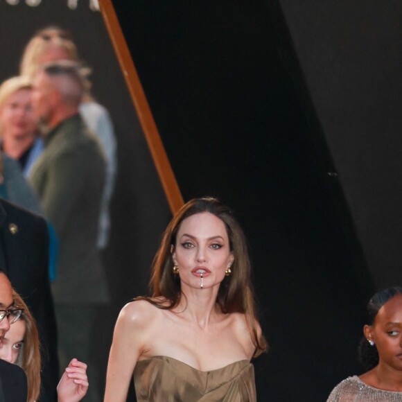Angelina Jolie entourée de Maddox, 20 ans, Zahara, 16 ans, Shiloh, 15 ans, et Vivienne et Knox, 13 ans, à la première du film "Eternal" à Los Angeles, le 18 octobre 2021.