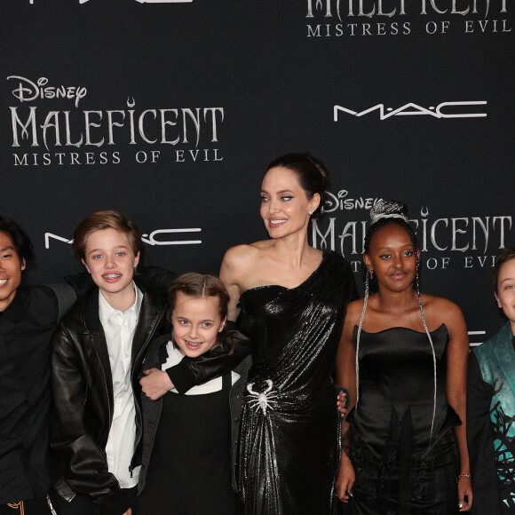 Pax Thien Jolie-Pitt, Shiloh Nouvel Jolie-Pitt, Vivienne Marcheline Jolie-Pitt, Angelina Jolie, Zahara Marley Jolie-Pitt et Knox Léon Jolie-Pitt à la première de Maleficent: Mistress of Evil au théâtre El Capitan dans le quartier de Hollywood à Los Angeles, le 30 septembre 2019 