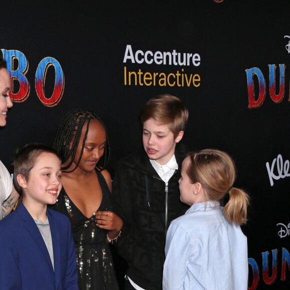 Angelina Jolie et ses enfants Zahara, Shiloh, Vivienne et Knox Jolie-Pitt à la première de Dumbo à Hollywood, Los Angeles, le 11 mars 2019.