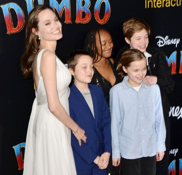 Angelina Jolie et ses enfants Zahara, Shiloh, Vivienne et Knox Jolie-Pitt à la première de Dumbo à Hollywood, Los Angeles, le 11 mars 2019 