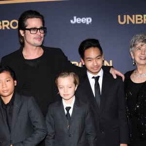 Info - Brad Pitt a obtenu par la justice US la garde partagée de ses enfants - Brad Pitt, Maddox Jolie-Pitt, Shiloh Jolie-Pitt, Pax Jolie-Pitt et sa mère Jane Pitt à la première du film "Unbroken" à Hollywood, le 15 décembre 2014  Celebrities at the Los Angeles premiere of 'Unbroken' at the TLC Chinese Theatre in Hollywood, California on December 15, 2014 