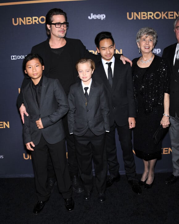 Info - Brad Pitt a obtenu par la justice US la garde partagée de ses enfants - Brad Pitt, Maddox Jolie-Pitt, Shiloh Jolie-Pitt, Pax Jolie-Pitt et sa mère Jane Pitt à la première du film "Unbroken" à Hollywood, le 15 décembre 2014  Celebrities at the Los Angeles premiere of 'Unbroken' at the TLC Chinese Theatre in Hollywood, California on December 15, 2014 