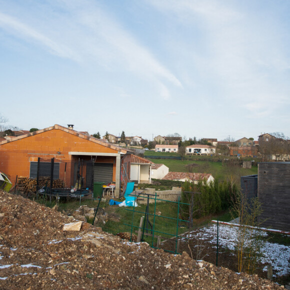 La maison en construction de Delphine Jubillar (Aussaguel) , disparue sans laisser de traces depuis le 16 décembre 2020 à Cagnac les Mines dans le Tarn. Un gendarme et une équipe du service des eaux ont mené des investigations pour chercher des traces dans le réseau raccordé à la maison. Le 7 janvier 2021  © Frédéric Maligne / Bestimage  