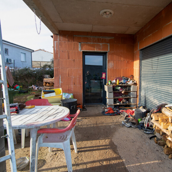La maison en construction de Delphine Jubillar (Aussaguel) , disparue sans laisser de traces depuis le 16 décembre 2020 à Cagnac les Mines dans le Tarn. Un gendarme et une équipe du service des eaux ont mené des investigations pour chercher des traces dans le réseau raccordé à la maison. Le 7 janvier 2021  © Frédéric Maligne / Bestimage  