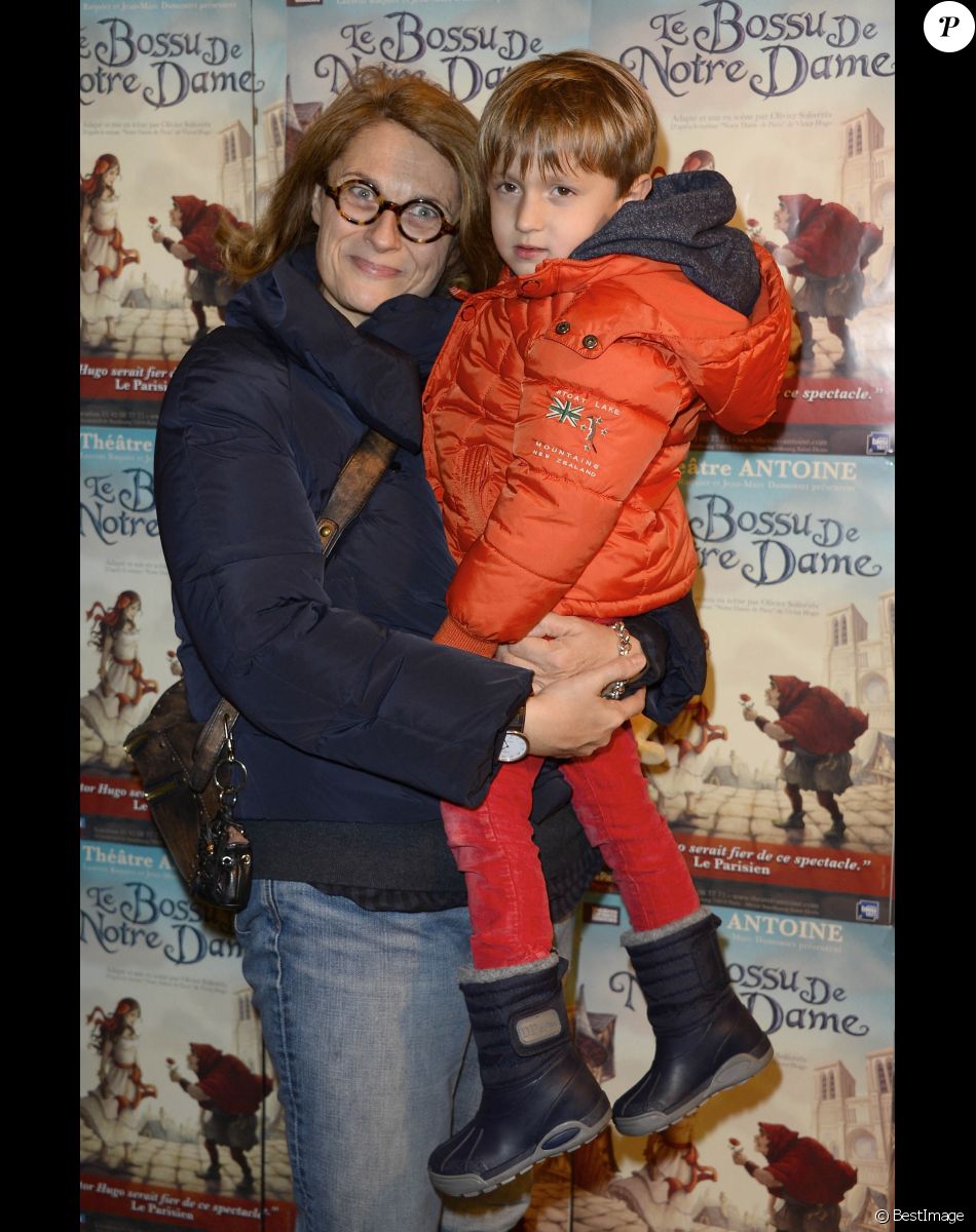 Sonia Dubois et son fils Hippolyte - Représentation exceptionnelle de la comédie musicale "Le bossu de Notre-Dam " au Théâtre Antoine à Paris. Le 24 novembre 2013.