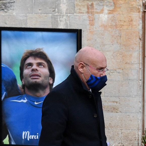 Bernard Laporte - Obsèques de Christophe Dominici en l'église Saint-Louis à Hyères. Des portraits géants de l'enfant de Solliès ornent l'entrée de l'église tandis que quatre registres de condoléances ont été installés sur le parvis où chacun peut venir écrire quelques mots pour le rugbyman. Hyères le 4 décembre 2020. © Lionel Urman / Bestimage