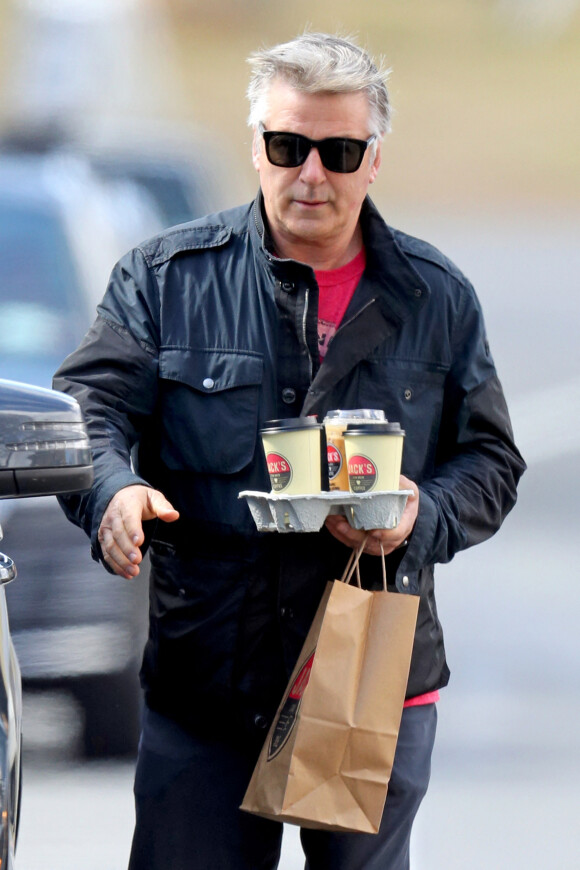 Exclusif - Alec Baldwin se dirige vers Jack's Coffee à East Hampton, New York, le 16 mars 2020. L'acteur de 61 ans portait des lunettes de soleil Moncler, une veste bleue, un t-shirt rouge, un pantalon noir et des mocassins.