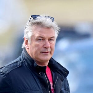 Exclusif - Alec Baldwin se dirige vers Jack's Coffee à East Hampton, New York, le 16 mars 2020. L'acteur de 61 ans portait des lunettes de soleil Moncler, une veste bleue, un t-shirt rouge, un pantalon noir et des mocassins.