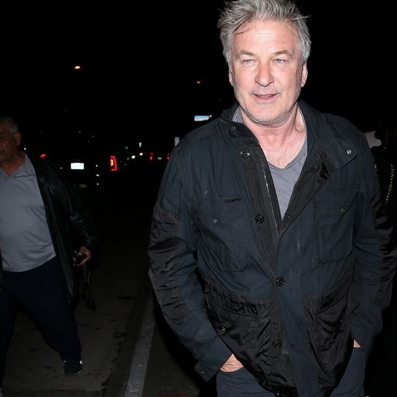 Alec Baldwin sort du restaurant Craig's à Los Angeles, le 28 février 2020.
