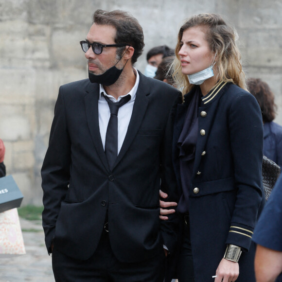 Exclusif - Nicolas Bedos et sa compagne Pauline Desmonts - Sorties de la messe hommage à Jean-Loup Dabadie en l'église Saint-Germain-des-Prés à Paris le 23 septembre 2020. 