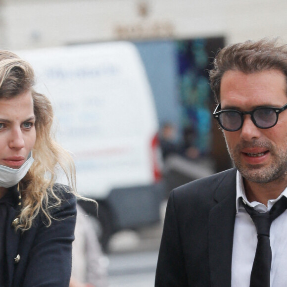 Exclusif - Nicolas Bedos arrive à trottinette et rejoint sa compagne Pauline Desmonts pour l'hommage à Jean-Loup Dabadie en l'église Saint-Germain-des-Prés à Paris le 23 septembre 2020.