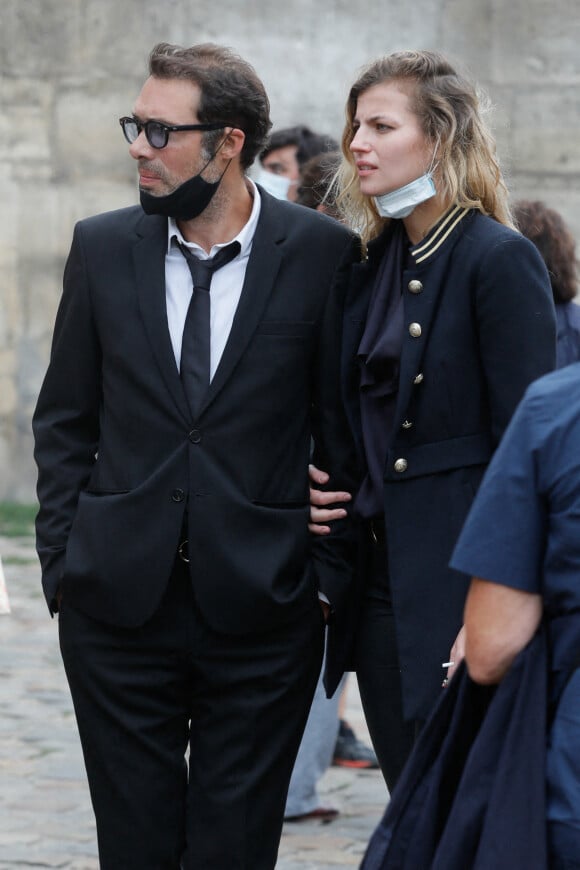 Exclusif - Nicolas Bedos et sa compagne Pauline Desmonts - Sorties de la messe hommage à Jean-Loup Dabadie en l'église Saint-Germain-des-Prés à Paris le 23 septembre 2020. 