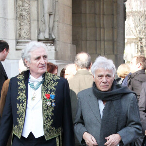 Jean-Loup Dabadie et Guy Bedos lors des obsèques de Félicien Marceau à Neuilly-sur-Seine le 13 mars 2012.