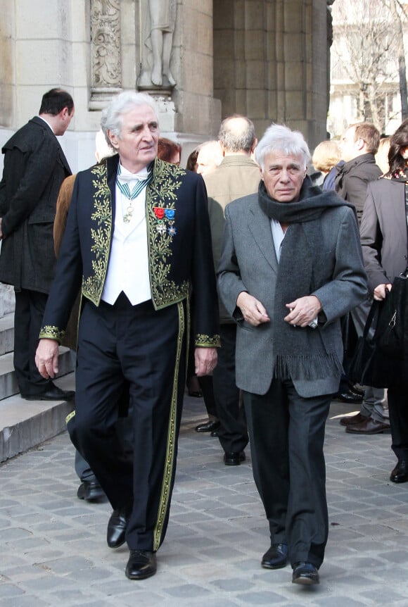Jean-Loup Dabadie et Guy Bedos lors des obsèques de Félicien Marceau à Neuilly-sur-Seine le 13 mars 2012.