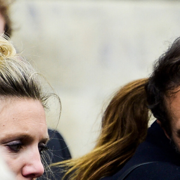 Nicolas Bedos dans les bras de Doria Tillier - Hommage à Guy Bedos en l'église de Saint-Germain-des-Prés à Paris le 4 juin 2020. © JB Autissier / Panoramic / Bestimage 