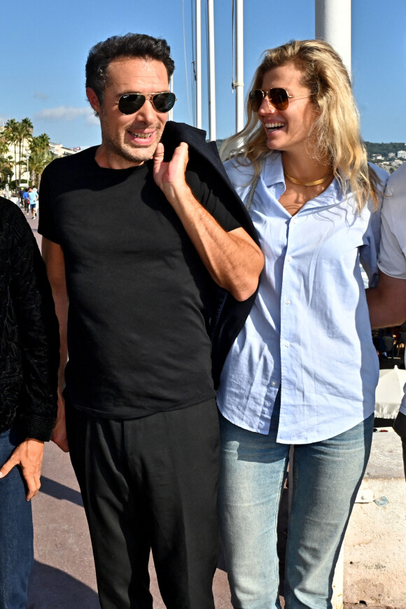 Nicolas Bedos, le président du Jury, et sa compagne Pauline Desmonts lors de la 3eme édition du Festival Cinéroman à Nice, le 22 octobre 2021. 