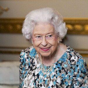 La reine Elisabeth II d'Angleterre découvre le bâton des Jeux du Commonwealth de Birmingham 2022 au palais de Buckingham à Londres, Royaume Uni, le 7 octobre 2021.