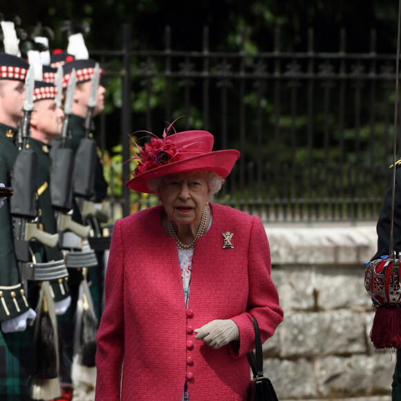 La reine Elisabeth II d'Angleterre passe en revue la garde d'honneur lors de son arrivée au château de Balmoral le 9 août 2021.