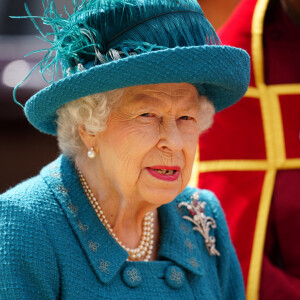 La reine Elisabeth II d'Angleterre rencontre les membres du clergé de Manchester après leur soutien pendant l'épidémie de coronavirus (Covid-19), le 8 juillet 2021.