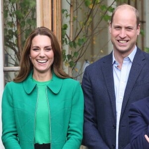 Le prince William, duc de Cambridge, et Kate Middleton, duchesse de Cambridge, entourés d'élèves de l'école Heathlands, lors d'une visite aux jardins botaniques royaux de Kew pour l'événement "Generation Earthshot" à Londres, le 13 octobre 2021. 