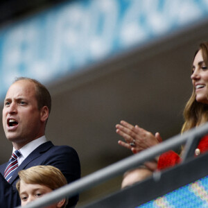 Le prince William, duc de Cambridge, Catherine (Kate) Middleton, duchesse de Cambridge, et leur fils le prince George de Cambridge dans les tribunes du huitième de finale de l'EURO 2020 opposant l'Angleterre et l'Allemagne au stade de Wembley à Londres, Royaume Uni, le 29 juin 2021. 