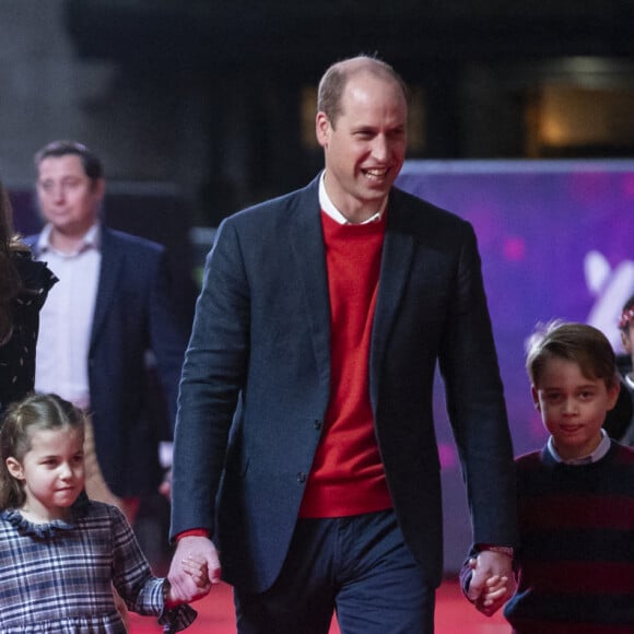 Le prince William, duc de Cambridge, et Catherine (Kate) Middleton, duchesse de Cambridge, avec leurs enfants le prince George, la princesse Charlotte et le prince Louis ont assisté à un spectacle donné en l'honneur des personnes qui ont été mobilisées pendant la pandémie au Palladium à Londres, Royaume Uni, le 11 décembre 2020. 