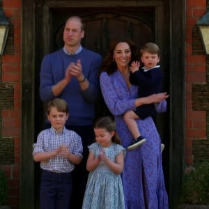 Captures d'écran d'une vidéo inédite de la famille royale dévoilée lors d'un sketch hilarant avec le prince William et Stephen Fry, jeudi 23 avril 2021.