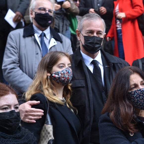 Francis Huster, sa fille Elisa et Cristiana Reali - Obsèques de François Florent ( François Eichholtzer, fondateur du Cours Florent d'art dramatique à Paris) en l'église Saint Roch à Paris, France, le 4 octobre 2021. © Bestimage