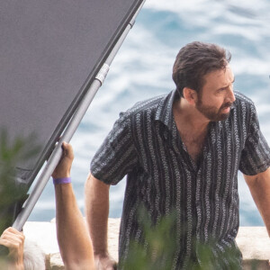 L'acteur américain Nicolas Cage et l'acteur américain-chilien Pedro Pascal avec un fusil sont sur le tournage de "The Unbearable Weight Of Massive Talent" à la Villa Seherezada à Dubrovnik en Croatie le 5 octobre 2020.