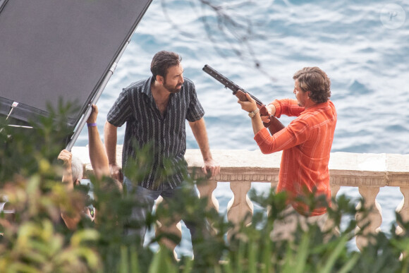 L'acteur américain Nicolas Cage et l'acteur américain-chilien Pedro Pascal avec un fusil sont sur le tournage de "The Unbearable Weight Of Massive Talent" à la Villa Seherezada à Dubrovnik en Croatie le 5 octobre 2020.