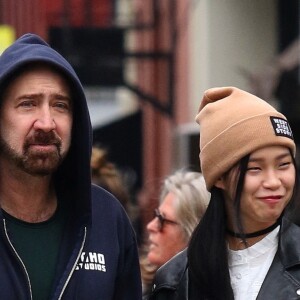 Nicolas Cage et sa compagne Riko Shibata se baladent main dans la main dans le quartier de Manhattan à New York après un diner en amoureux. Le couple s'arrête un moment pour se laver les mains avec un produit hydro-alcooliques.. Le 3 mars 2020 